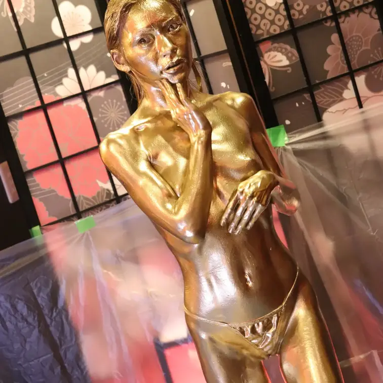【腹筋美女の初金粉メッシー】
細身で綺麗に腹筋が割れている可愛い女の子が初めて金粉メッシーに挑戦してくれました！
セ
