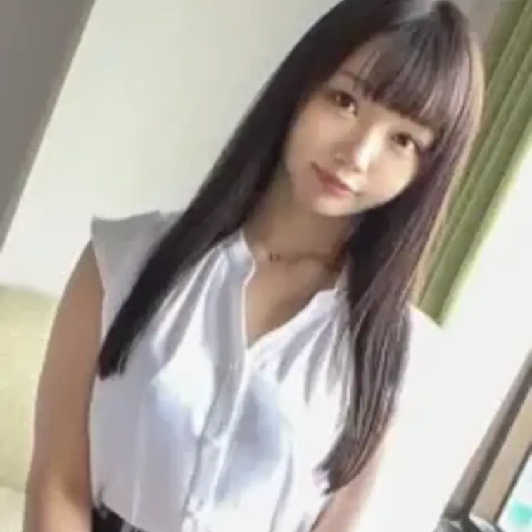 とても清楚で落ち着きのある品のいい女の子です🎀
それもそのハズ、平日は丸の内で働く真面目なOLさんなんです👩‍💼
で