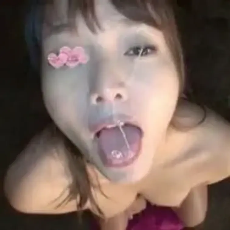 【露出×中出し×顔射】ネットで募集した中年オヤジ達に晒されるオンナ
小雨が降る中、車で人里離れた土地の畑で露出させ、車通りの少ないトンネルの中でセックスしていました。
フタリが絡んでいると懐中電灯の光が…人が来た様です。
しかし友人は臆する事なく続けています。
ネットで見学してくれる人を募集したみたいです。
中年の男が3人来ていました。
これもプレイの一環なんでしょうか？
しばらく続けた後に彼らに彼女のハダカを触らせていました。
そしてフェラをさせ「口内射精」「顔射」で奉仕させ、友人は彼女のマンコに中出ししていました。
顔を初見の男に汚された彼女は笑顔で満足そうです。
世の中には、こんなオンナも居たたもんです…。
巡り合いたいですね～（笑）‼
収録時間/47:17

【注意事項】
※出演者は１８歳以上であることを身分証で確認しております。
※法律や条例に違反することは一切行っておりません。
※本作品は、公開する事を目的に作られたオリジナル動画です。
※二次使用、譲渡、転載、転売等は禁止します。 (1/2)