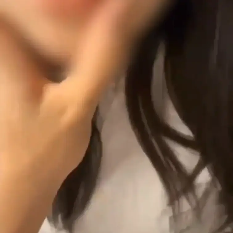 出版社で広報担当として仕事をする美女と泥酔エッチ。
休みの前日の夜、お酒を飲みながらイチャイチャしていたらSEXする流