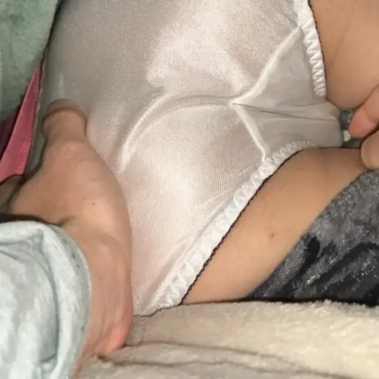 寝てる妻の布団の中に潜ってちょっとずつ脱がしながら悪戯😋悪戯だけでは我慢できず最後はしっかり中出し💕