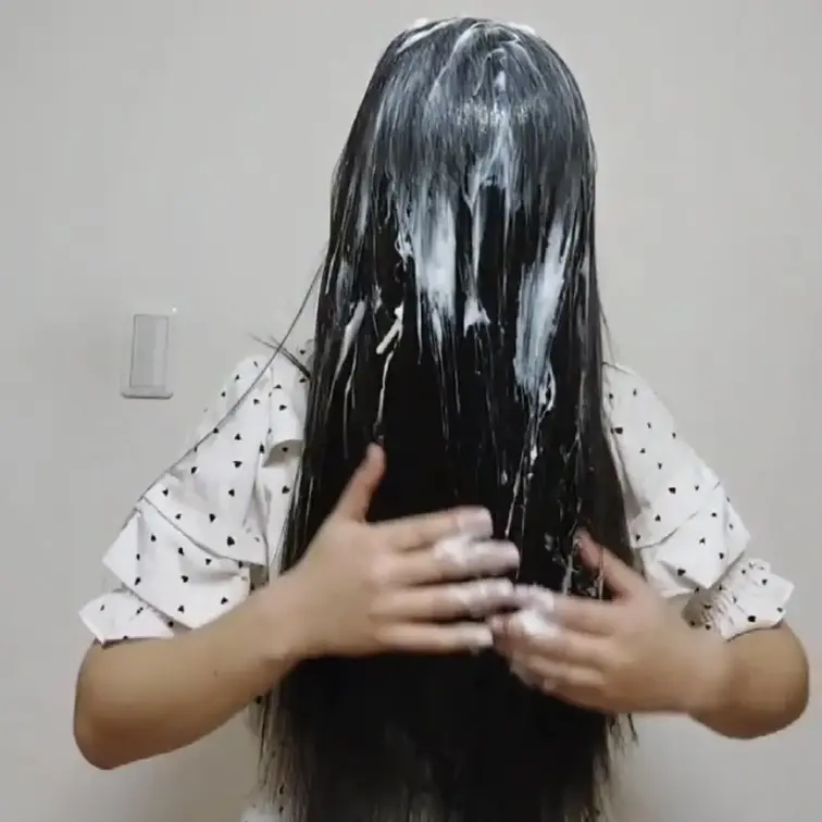 貞子ブラッシング→白い液体ぶっかけ💕
→さらにブラッシングで馴染ませます✨

ツヤッツヤの黒髪ロング、貞子フェチさ