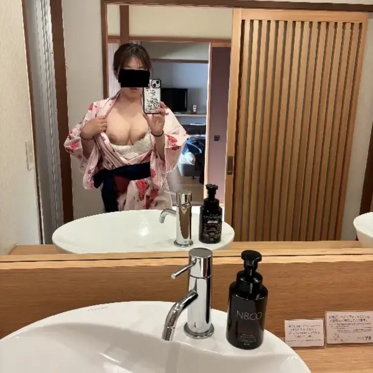 部屋での写真は、旦那と子〇もが温泉に行っている間に撮影したようです。