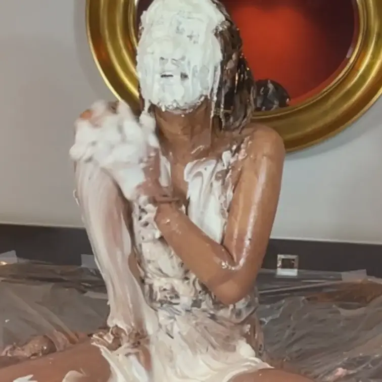 先日配信しましたThe Cream ツキの別カメラ映像①となります(約15分)
食材が増えてさらにドロドロ！！

ノーマルプランには画像を公開！
※定点カメラのため一部見づらい箇所がございます

本編はこちら
https://myfans.jp/posts/d848524b-95a2-47f4-8dc9-9dc416a5205f?utm_medium=referral&utm_source=share&utm_campaign=post_share