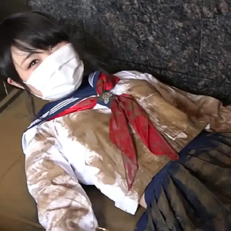 長袖セーラー服中間服に赤スカーフ、紺のミニプリーツスカートで泥んこ遊び。マスクをしたままセーラー服もスカートも泥だらけにしながら泥んこ遊びを楽しんでいます。泥水の上にうつ伏せになったり仰向けになったりしたときのモデルさんの率直な感想も聞けます。 (1/2)