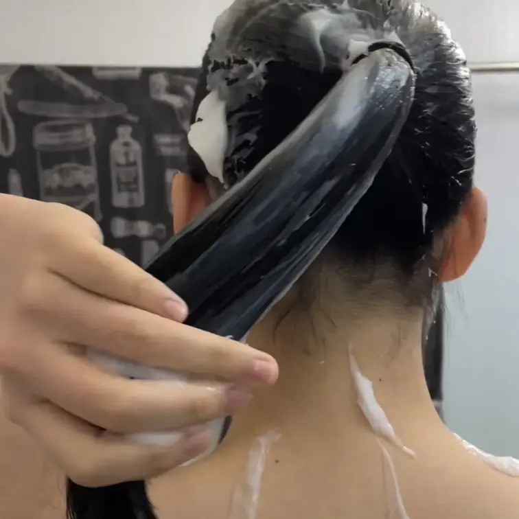 ポニーテールでコンディショナーぬりぬり🥰
ぷるんぷるんの黒髪に◯液みたいなコンディショナーを塗りたくる動画です✨
髪