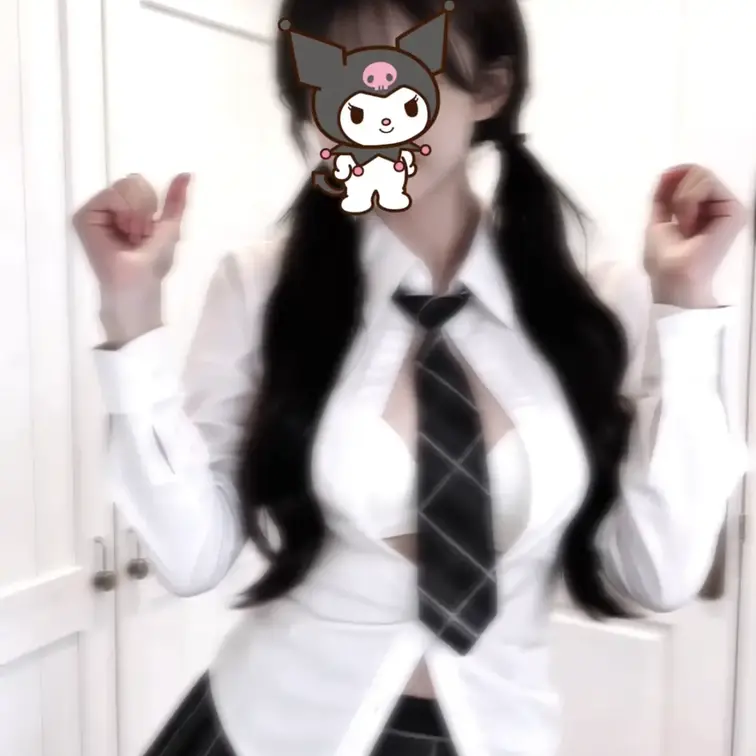 制服第1弾！スカート短くしんだよー！あとはどこか変かな？