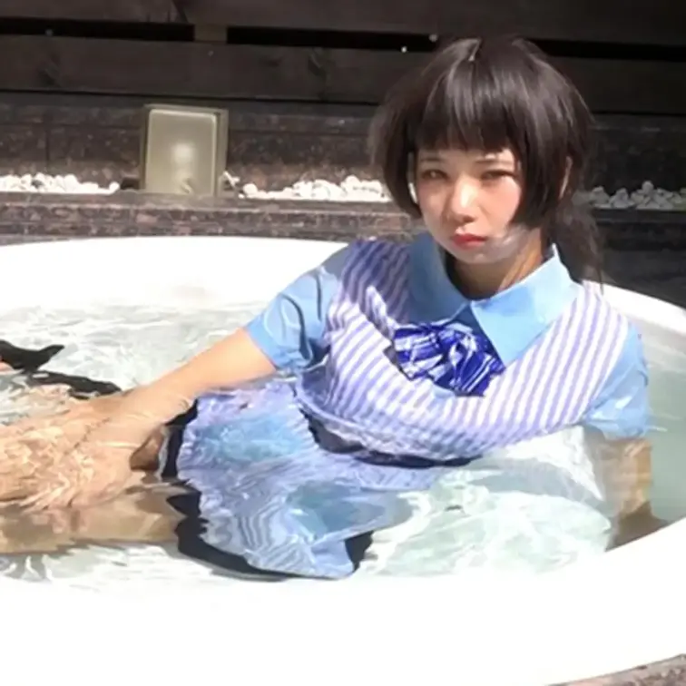 客室乗務員の制服を着てお客様への飲み物を入れるサービスの研修。緊張して手元が狂いコーヒーをこぼして制服を濡らしてしまいます。コーヒーで濡れた制服を綺麗にするためにシャワーを浴び制服のまま入浴もします。 (1/2)