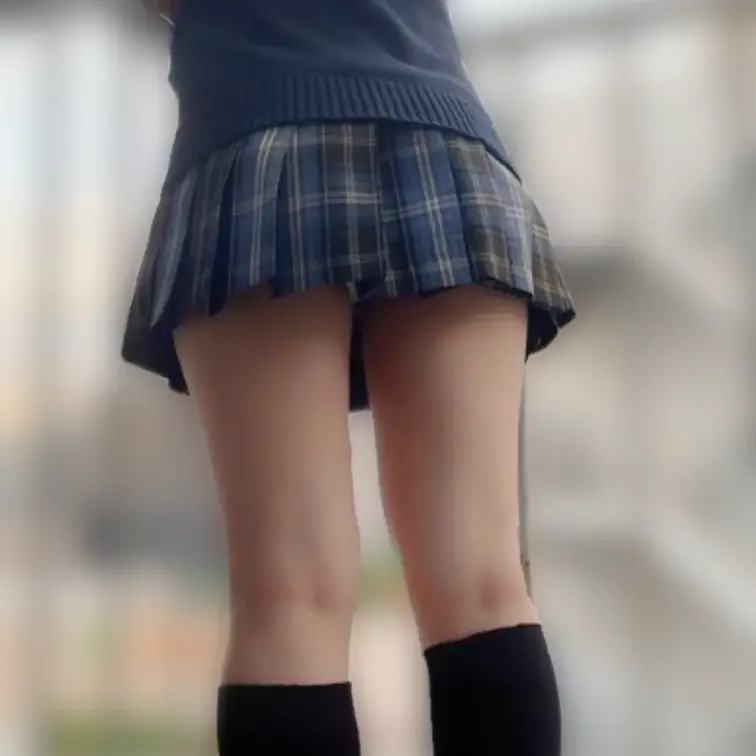 MyFansで購入者限定で
昨日4/17(金)に恥ずかしいけど
制服姿のまま大きな電マを使っておなにーしちゃった動画