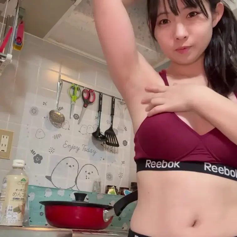 スポーツブラを着て、おっぱいを揉んだり、脇を見せながら、料理をします。