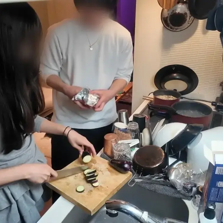【🔔明日4/29(水) 24時公開】

実は最近販売した新作のソファーでHする前に
晩御飯一緒に作ってる時に
思