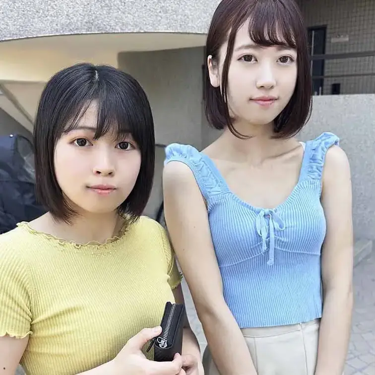 100年以上の歴史がある超名門私立女子大近くで、2人組の女子大生に声を掛けました。
一人は黒髪に肉付きの良い体付きで、やや地味な真面目タイプ。もう一人はスレンダーながらも快活な印象で、インカレで持てそうな感じです。
「すみませーん…。あ、ちょっと大丈夫ですか？お時間」
「…（突然声を掛けられ戸惑う2人）」
「今って、学校帰りとか？」
「…（笑いながらスルー）」
「学生さんですか？」
「（2人で顔を見合わせて笑いながら）ちょっと今時間ないんで…」
「あ、どっか行く？」
「そうですね、コンビニに…」
「ちょっとだけ時間作ってもらったりってできないですかね？」
「ご飯買わなきゃいけなくて…」
「パパ活とかやってないですよね？」
「…（2人同時に苦笑い）」
「お金、出せるんで」
「…（歩みが遅くなる2人）」
「どれくらい、予算的にアレですか？」
「流行ってるんですか？そういうの」
「僕もやったことないですけど」
「（声を出して笑う2人）やったことないんですか？」
「（指で数を示しながら）1人、これで、1時間以内に」
「…1時間以内なら、…えーどうなんだろう」
「すぐそこなんで」
興味を示してくれた2人を連れ込んだのは、2人が通うキャンパス近くの雑居ビルの階段の踊り場。
明らかに積極的なスレンダーな美○女に生挿入して、真面目そうなお友達のお尻にブッかけました。