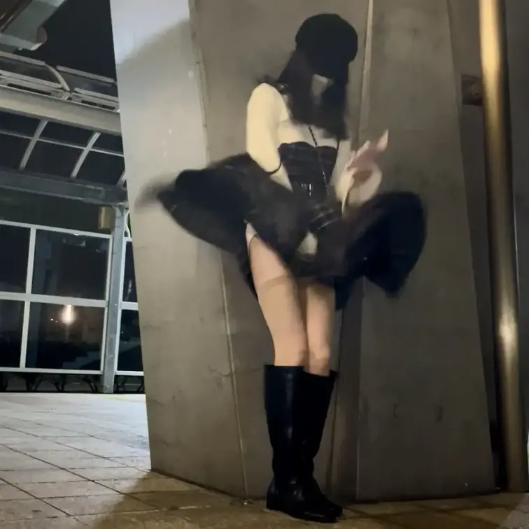 強風スポットにひらひらのジャンスカで佇んでみたらスカートめくられ放題だった🫣
