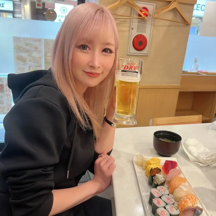 ねぇ、どれから食べる？
それとも…私？💓