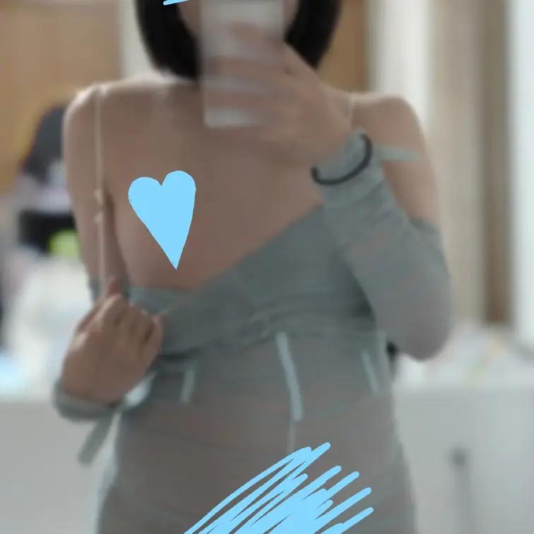 眼鏡をかけて、すけすけドレスの下にTを履いて、乳首とおしりを見せてます🩵