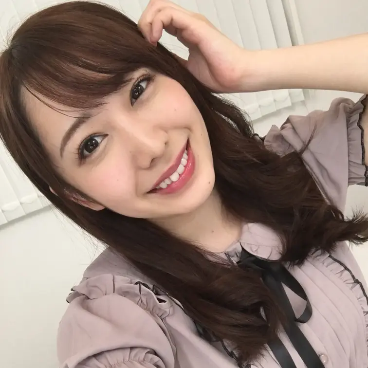 世の中わからんもんです。
こんな可愛い娘がハゲおやじを好きでいるなんて…。
毎日こんな子と…。
美人顔に綺麗なおっ