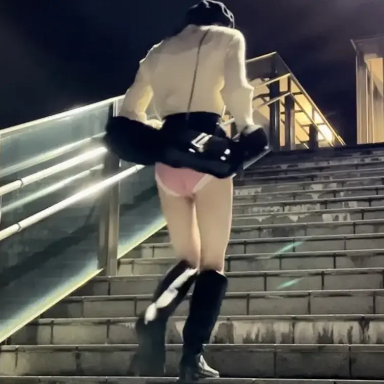 強風×外階段×ミニスカートは
女の子の敵すぎるよねっていう動画