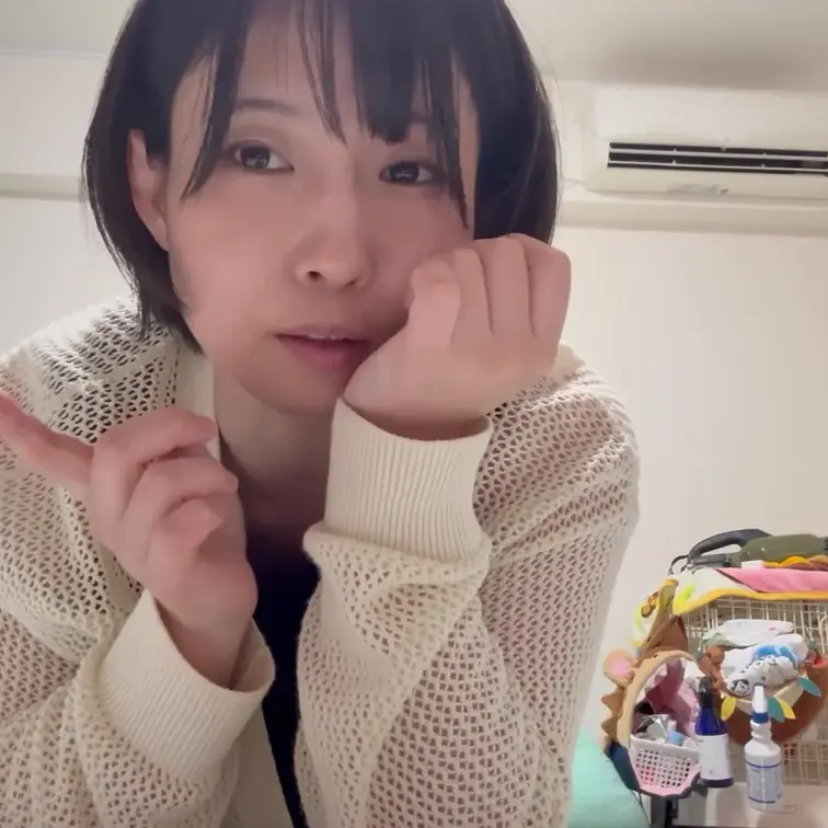 まこのおしっことおならをするところを見てください。
おなら…出ちゃう。おしっこも…出ちゃう。