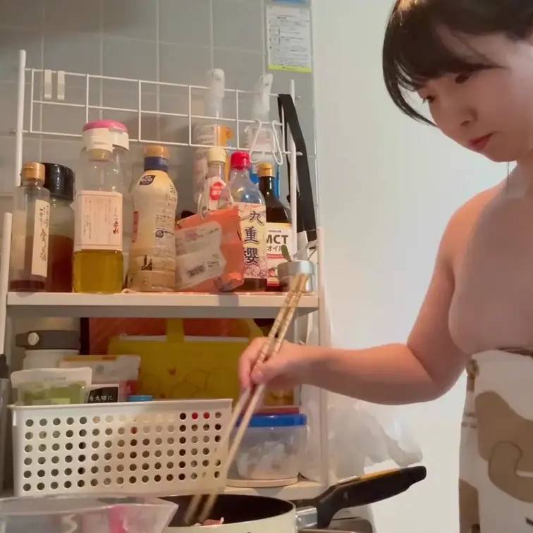 身体にオイルを塗りながら、焼き鳥を作ります。