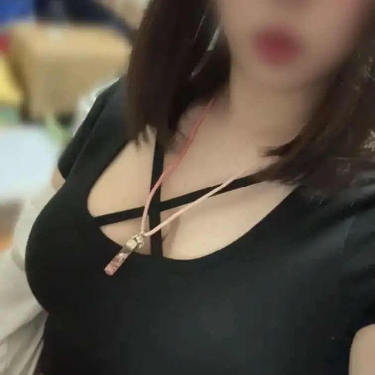 彼シャツってやっぱり可愛い？🤍
オーバーTシャツ派とどっちが好き？👀