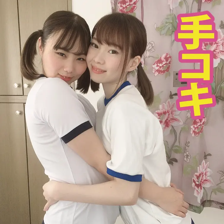 可愛いコスプレを着た女の子2人。

覆面男をいじめます。
言葉でいじくり、足コキして手コキで射精に導く。