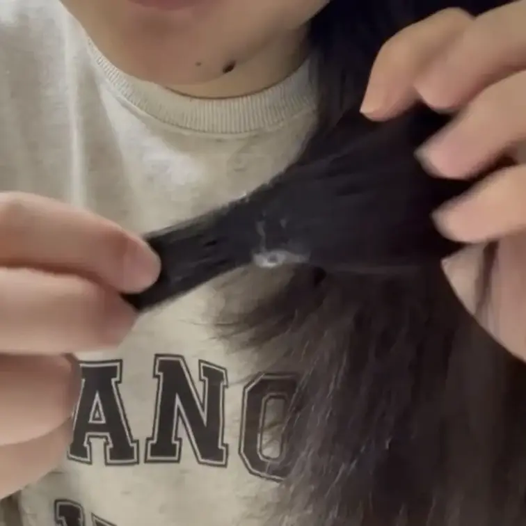 サラサラの黒髪を食べてヨダレまみれにする動画です💞
自分の髪を食べるのって意外と抵抗ないですよね😇
ヨダレまみれにし