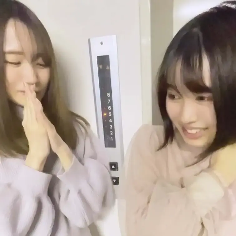 エロさではライバルのK大に大きく差を付けられているというのが定説となっているW大ですが（笑）、冬の雨の中キャンパスからちょっと離れた通りを仲良さそうに歩く2人組に声をかけてみました。結構土砂降りだったこともあって、面食らった感じの2人でしたが…。
「すみません…」
「…（2人で無視）」
「今って、なんか時間ってあります？」
「…（顔を見合わせて苦笑する2人）」
「あの、学生さんとかですか？」
「…大学生、です」
「今からどこ行くんですか？」
「（2人で顔を見合わせて笑いながら）ご飯、食べに行こうかなって」
「すごい暖かそうなマフラーですね」
「（戸惑いながら）そうですね、あったかいです…」
「2人はバイトとかしてます？」
「（顔を見合わせて）…はい、一応してます」
「結構お金とか困ってないですか？」
「ちょっと怪しい感じなんだけど（笑）…勧誘？？」
「ちょっとだけこの後時間とかないですか？」
「…えー…（顔を見合わせる2人）」
「ホントちょっとなんで…」
「ちょっとってどのくらい？…ね、何だろう？」
「なんかお小遣いとか困ってないですか？」
「（顔を見合わせて）…怖いよね、怖い」
「ちょっとだけ来てください」
「（お互い苦笑しながら）内容、…内容次第ですね」
難攻不落と思われていたW大も、やはりお金の力には敵いませんでした（笑）
とりあえず、大学近くの雑居ビルの、使っていなさそうな階のエレベーターホールまで連れ込みましたが、ひっきりなしにエレベーターが行き来していたので、いつエレベーターのドアが開くがドキドキしました（笑）
スレンダーでお嬢様っぽいほうに生挿入して、最後は関西弁が可愛い黒髪清純な微乳美少女のケツにブッかけました