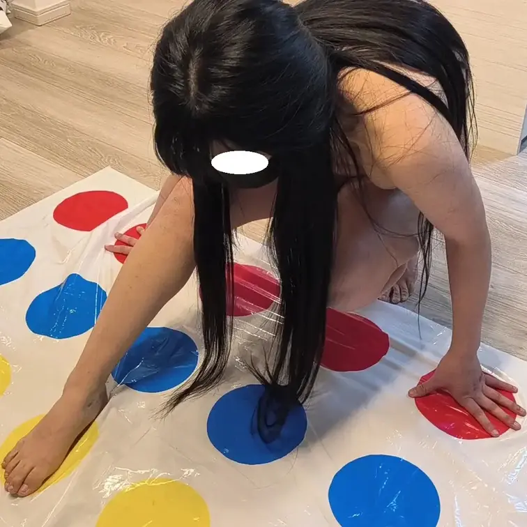 みずきの個人撮影。全裸パーティーや混浴オフ会によく参加してくれてるみずきに、個人撮影で全裸一人ツイスターさせてみました。