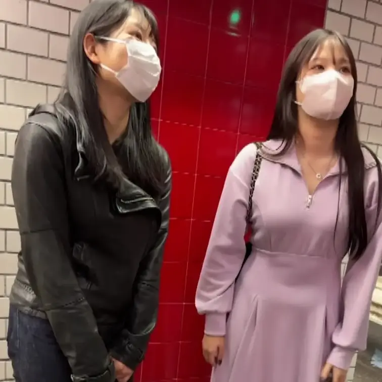 【みく20歳＆つぐみ31歳】待ち合わせ💕
待ち合わせした二人組、即金欲しい若い女子二人組だけど、なんか似てません？類