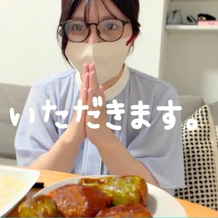 終電終わりの終電ちゃんと一緒にご飯を食べませんか？🍚👓

終電ちゃんも1人でご飯を食べると
寂しい気持ちになる時があって....

一緒に食べてくれたら嬉しいです🫣✨ (1/2)