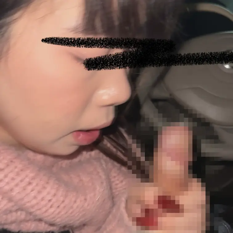 おっぱい綺麗な形でフェラも中々テクニシャン。

どこか無邪気な彼女。