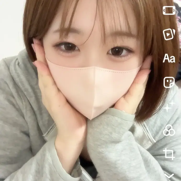 23さいの童顔巨乳あんりです♡
好きなタイプは一途で優しい人♡
実はドMだよ🤭♡みんなフォローからよろしくね❤️