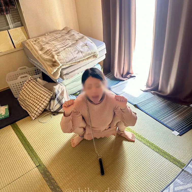 【MyFans初投稿】

※ご主人さまが旦那になる前の投稿です。消さずに残しておきます...

====================================

初めて知った、主と従という関係…。

何も分からないまま向き合った一枚の契約書は、私にとってただの紙ではありませんでした…


そこに名前を書くことは、これまでの自分と決別し、
「ご主人様の所有物になること」
を意味していました。


契約書に署名した直後、ご主人様に首輪をつけられた瞬間…

私の身体は熱くなり、胸の奥が激しく高鳴りました。首輪の冷たい感触と、締め付けられる圧迫感…

それだけで足の間がじんわりと濡れてきてしまったんです…。

その後、ご主人様の命令で跪き、ご奉仕をさせられました。。。

震える手でご主人様のものを咥え、喉の奥まで必死に受け入れながら、

涙目になり、よだれを垂らしながら一生懸命に動かしました

「んっ…くちゅ…っ…！」
「はぁ…んんっ…！」

抑えきれない喘ぎ声が漏れてしまうのを、自分でも止められませんでした…

喉奥を突かれるたびに頭が真っ白になって、

身体中が熱くて、子宮の奥が疼くような感覚に襲われました。

そして最後に、ご主人様の熱いものを喉の奥で受け止め…

口から溢れこぼれおちた精液も一滴残らず舐めとりました…

ごっくんと飲み干した瞬間、自分が完全に
「ご主人様の奴隷」
になったことを実感しました。

まだ主従関係をよく理解していなかった頃の私…。

戸惑いと羞恥と興奮が入り混じった、
「初めて」
をありのままに記録しています！


この初投稿はMyFansでしか見られない完全未公開です。

ご主人様の所有物になったばかりの、
私の一番初めの淫らな記録…。


よかったら、そっと覗いてみてください…

えっちだなと思ったらいいねもらえると嬉しいです…