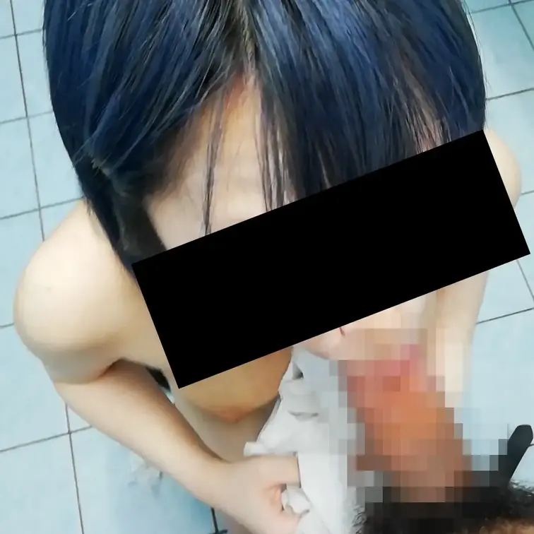 ちんぽ大好きコンカフェ嬢を多目的ト○レに連れ込んで生フェラさせてみた☆

★作品情報★
お金に困った女の子が「本番