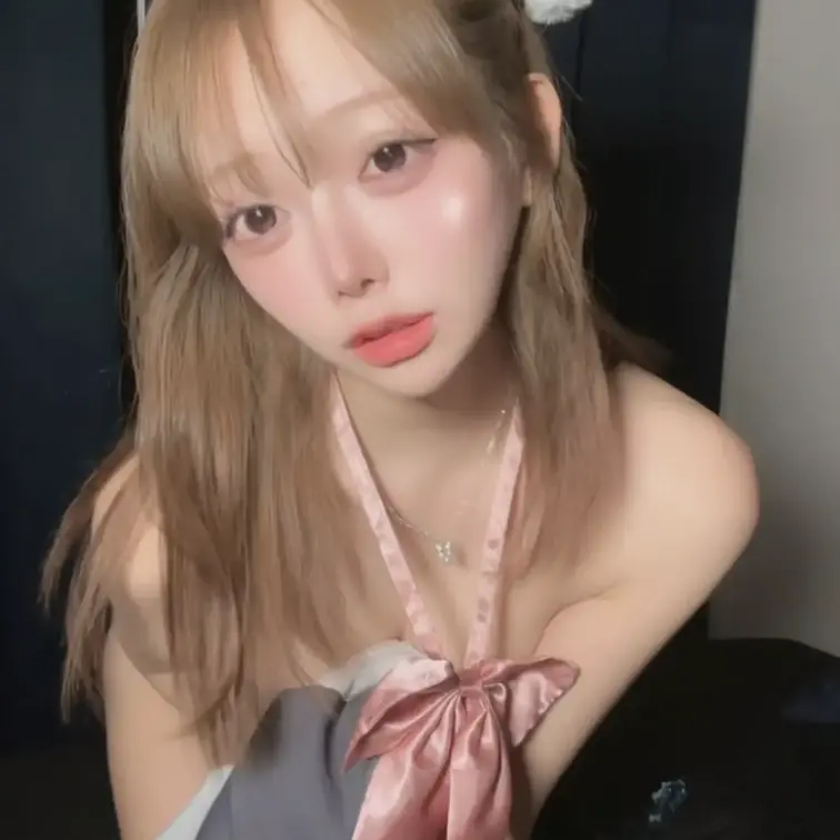 ♡制服お家デート♡
ねえ〜っ
勉強ばかり夢中になって
いぶにかまってくれないの寂しい🥺

、、少し邪魔したくな