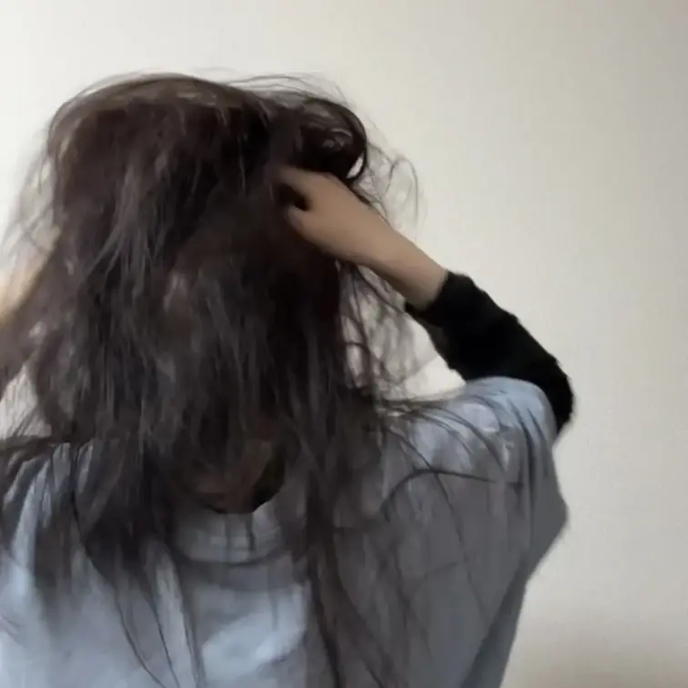 腰までのロングヘアをぐっしゃぐしゃに💦
最後ブラッシングしてサラサラに戻すまで大変そうです🥺