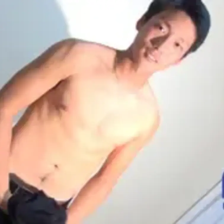 男らしい顔立ちにハニカミ笑顔が可愛らしい19才の現役○部員をガチナン!まさに筋トレ帰りにキャッチしちゃいました!服...