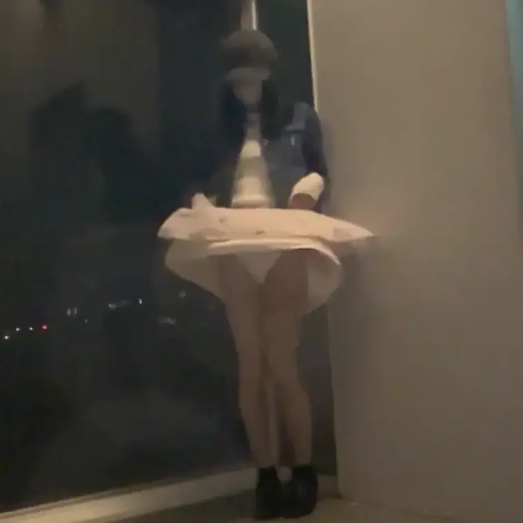 屋内なのに吹き込む風がすごすぎてスカートめくれた(:_;)