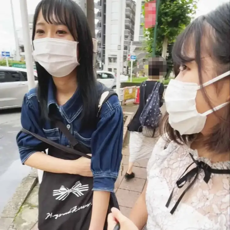 練○区にある某駅構内にある商業施設で声を掛けた2人組です。
ちょうど駅からバイト先に向かっているようで、手を繋いで歩くほど仲良しな2人です。
かなり警戒心が強いらしく、最初のうちはこちらの問いかけにも非常に反応が悪かったのですが…。
「ねえ今暇してる？」
「（苦笑）」
「今時間ない？」
「ない（2人声を揃えて）」
「大学生？」
「はい…」
「これからバイト？」
「はい…」
「少しだけ時間ちょうだいよ」
「（苦笑）」
「バイト何時から？」
「もうすぐ」
「バイト先近いの？」
「割と…」
「ほんのちょっとだけ、ダメ？」
「学校も近いの？」
「まあ、すぐ…」
「お小遣い稼ぐためにバイトしてるんでしょ？」
「今度旅行に行くから…」
「コ○ナでバイトもあんまり入れないんじゃないの？」
「まぁ…（苦笑）」
苦笑いで逃げ切ろうとする2人を、粘りに粘って口説き落としました。
場所は駅からは若干離れたところにある、2人が通う大学構内の階段の踊り場。
この日は対面授業も行われていたらしく、構内で学生たちが話す声も聞こえてきます。
映画を学んでいるというスリムで長身のほうには生挿入し、最後は文芸を学んでいるという巨乳で豊満な美少女のお尻にブッかけました。 (1/2)