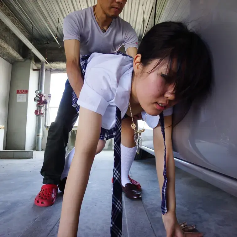 ３ヶ月前まで処女だったＥカップ２０才が…駐車場で声を押し殺しながら中出し！

つい3ヶ月前にようやく処女喪失したＥカ
