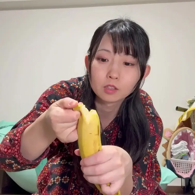 ファンタジー動画です。
食べるとお猿さんになるバナナを食べ、お猿さんになります。
問題作過ぎて……はぃ… (1/2)