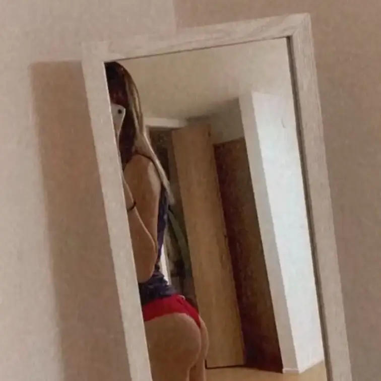 美尻お姉さんバックハメ撮り
膣がきつくて締め付けられるのとエロ声出すのでいじめちゃいました。