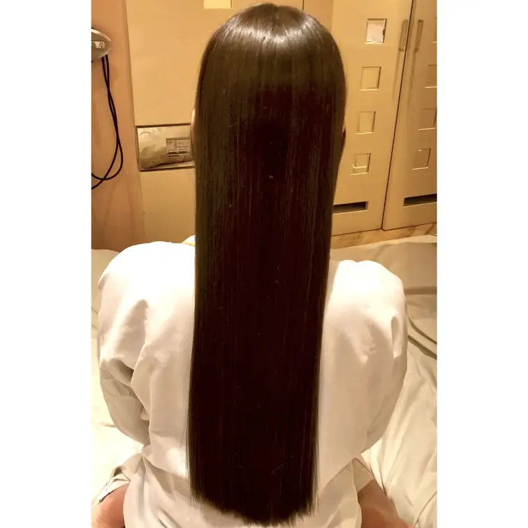 まっすぐなサラサラストレートヘアで髪コキ🥰
