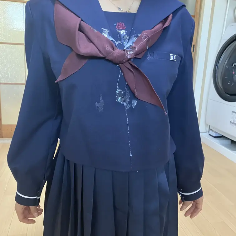 熊〇県の某公立校の冬セーラー服を着た黒髪美女の手コキからの制服大量ぶっかけ。