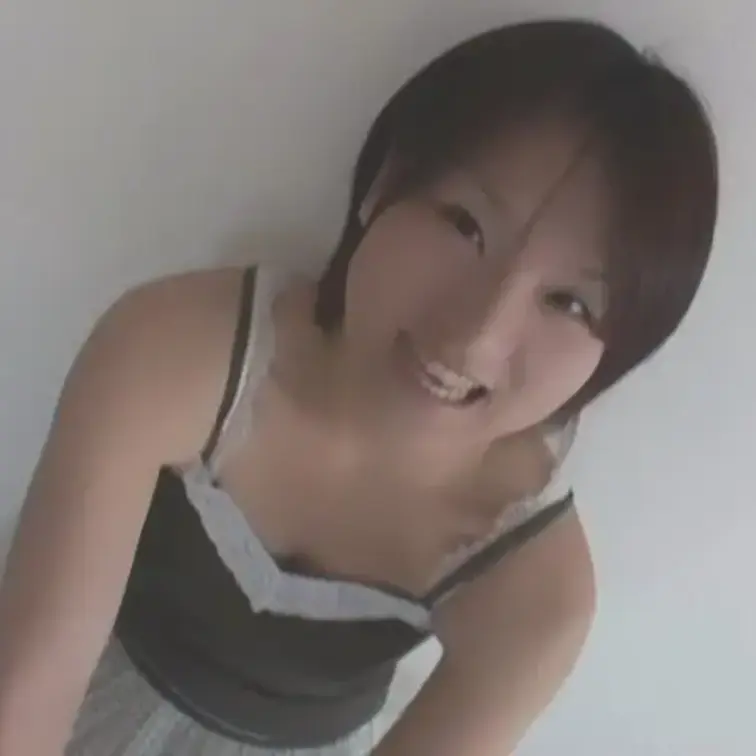 素人でなければ嫌だという徹底したマニアがハメ撮りした映像　
看護学生　いくみちゃん　初体験は理科室で…

素人にとことんこだわるマニアがハメ撮りした生々しい映像です。ネットの募集で来たEカップ巨乳看護学生いくみちゃん。初体験は理科の先生らしく、放課後に勉強を教えてあげるよと理科室に呼び出され、エッチな雰囲気になり立ちバックでズブリ…。その後付き合うことになり、授業と授業の間の１５分間休憩にも理科室で先生とズブリ…。先生はゴムを付けて理科室で彼女が来るのをいつも待っていたみたいで、彼女も理科室へ向かう途中で、すでにおま○こビッショビショ。「どうしようもなかった…」と、当時の様子を赤裸々に話してくれました。早速服を脱いでもらうと、なぜか縄の跡が…。今の彼氏が好きらしく「興奮するの…」とドM発言！！ブラを外すとすでに乳首がビンビン！！カッチカチ！！おま○こチェックをしてみるとビッショリ濡れ濡れ！！ドスケベ娘確定！！バイブを突っ込んだままフェラをさせ、後ろからズブリ挿入！！お尻を叩きながら奥までいっぱい突いてやると「あっ、あぁ～叩いてぇ～、気持ちいぃ～、ダメぇ～！イッちゃうぅ～！！」と悶えまくり！！さらに奥までいっぱい突いてあげると「おま○こ気持ちいぃ～、あぁ～イイっ！イクぅ～！」とイキまくり！！エロ過ぎます！！正常位や騎乗位で奥までいっぱい突いてやり、最後はバックで高速ピストン発射！！最高に気持ち良かったです！！彼女も「気持ち良かったぁ」と大満足だったみたいです！！ (1/2)
