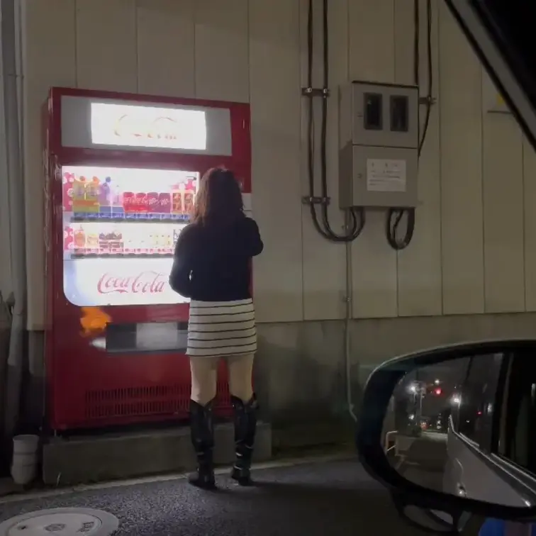 ♥️露出♥️東京露出　尻出し女乳出し女

基本、私は女性に飲物買わせる男だ
自動販売機では現金での購入が鉄則
な