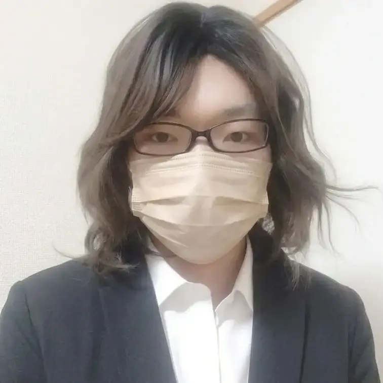 以前撮影した自撮りです。 ショートヘアのほうがかわいい気がしていますがどうでしょうか。 スマホだと2枚目が見切れていることがあるのでPC版での表示をおすすめします。