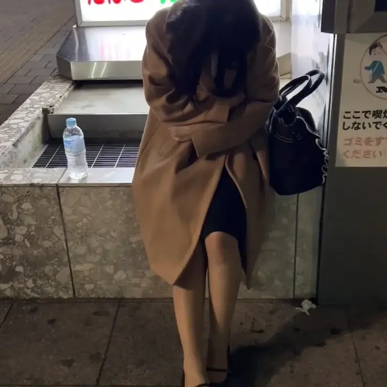 【○○○ 誠実な○○○生保レディ オフィス街 コンビニ前で潰れた20代OL 裸体セクハラ 送迎会シーズン】

春は変