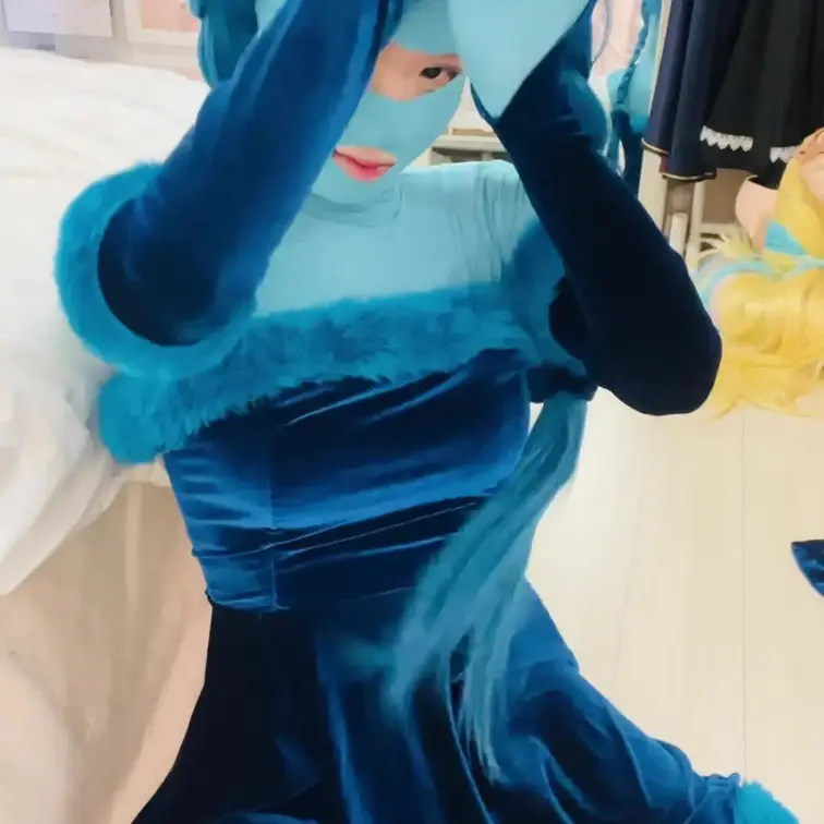 青肌着ぐるみに着替える動画