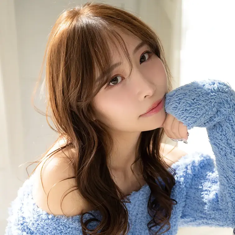 本作の主演は本多そらちゃん!!
白く透き通った肌にすらりスタイル、シャープな輪郭に切れ長の瞳が印象的なFカップ美巨乳美女だ!!
趣味はサウナでネコ好き、美容にも良い炭酸水をこよなく愛す某女子社員出身の穏やかガールがREbecca作品に初登場。
イメージならではの多彩な衣装を鮮やかに着こなし、気温の低い日ゆえの寒さや独特の体勢の辛さにもめげず、終始明るく楽しそうに撮影をこなした。
あおの監督による全裸入浴インタビューでは、世相を鑑みて資格の勉強を進めていると語る真面目な一面も披露。
印象に残ったシーンを尋ねると、「青いニットが可愛かったから個人的にはオススメ、そらいろだね。」と笑顔で答えてくれた。
澄みわたる空のように清らかな笑顔、見上げるたびに心が軽くなる優しい時間が流れる。 (1/2)